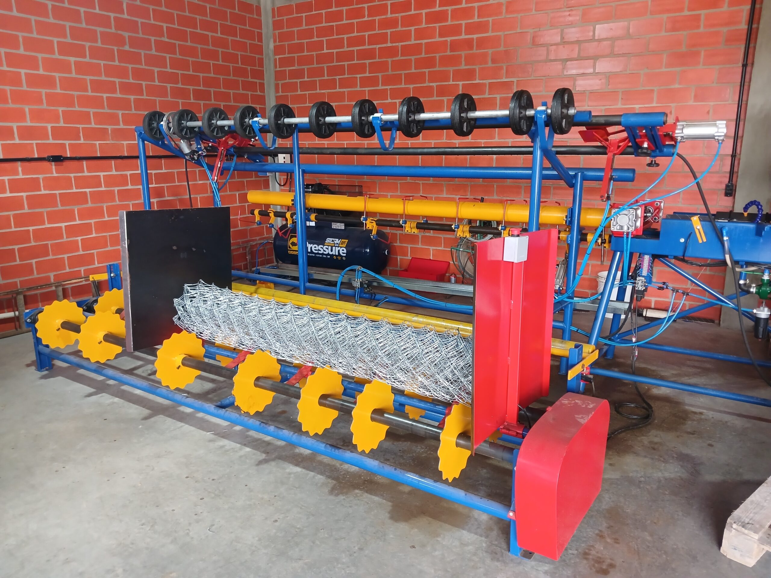 TELA DE ALAMBRADO - FIO 12 MALHA 7 (2,77MM) ROLO COM 2,00 METROS DE ALTURA E 25 METROS DE COMPRIMENTO - Imagem 8