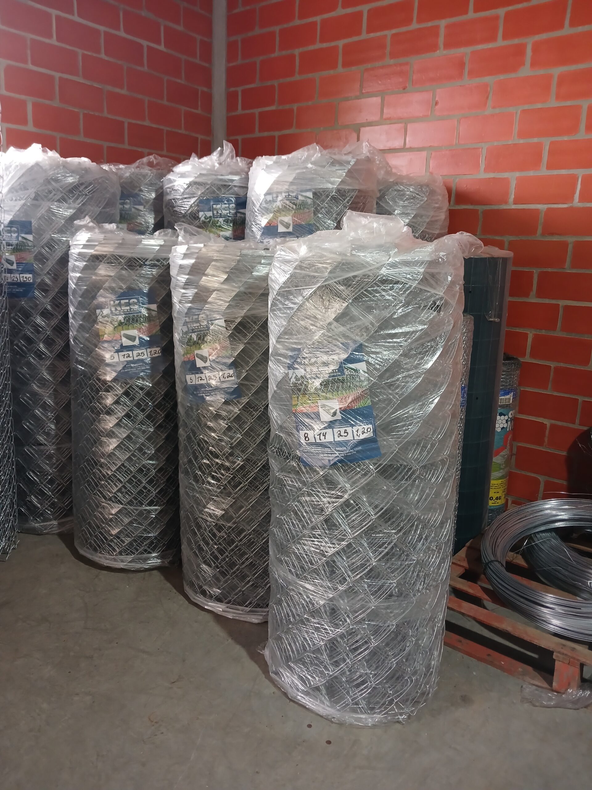 TELA DE ALAMBRADO - FIO 12 MALHA 7 (2,77MM) ROLO COM 2,00 METROS DE ALTURA E 25 METROS DE COMPRIMENTO - Imagem 6