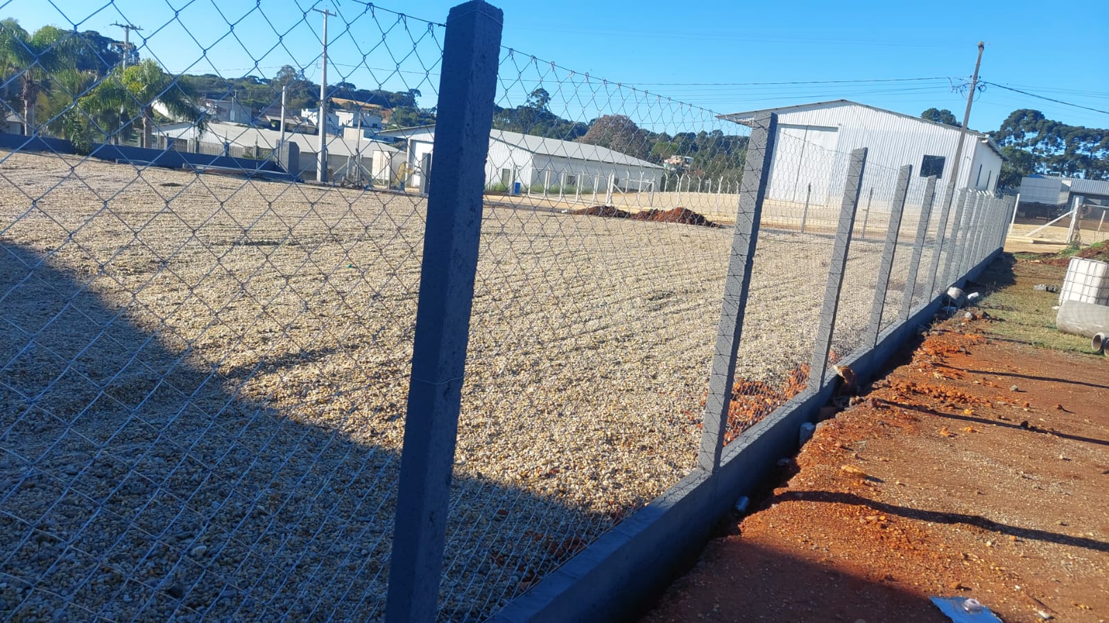 TELA DE ALAMBRADO - FIO 12 MALHA 7 (2,77MM) ROLO COM 2,00 METROS DE ALTURA E 25 METROS DE COMPRIMENTO - Imagem 5