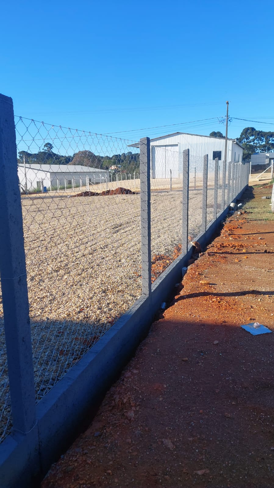 TELA DE ALAMBRADO - FIO 12 MALHA 7 (2,77MM) ROLO COM 2,00 METROS DE ALTURA E 25 METROS DE COMPRIMENTO - Imagem 4